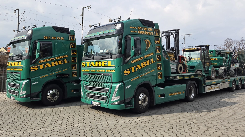 Stabel Logistik LKWs beladen mit Staplern und Steigern in Ansbach